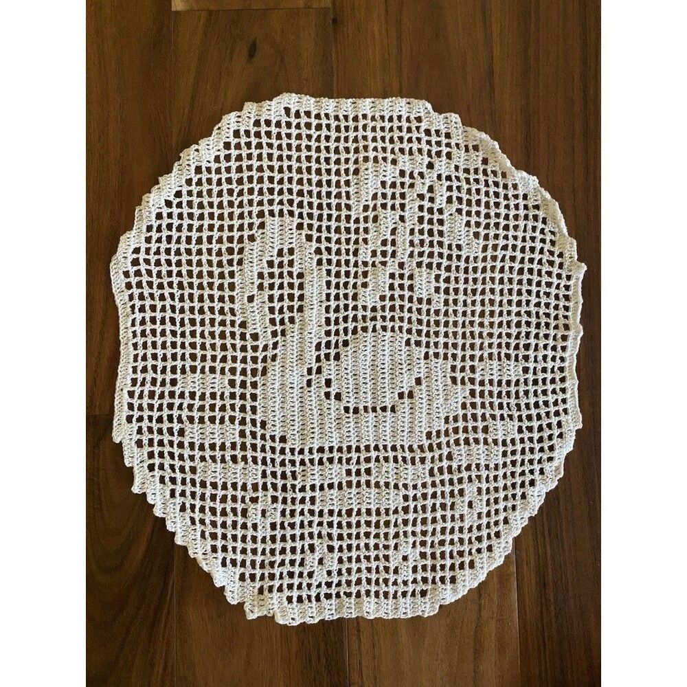 VTG Handmade Crochet Swan In the Lake Leaves Filet Doily White  MINT